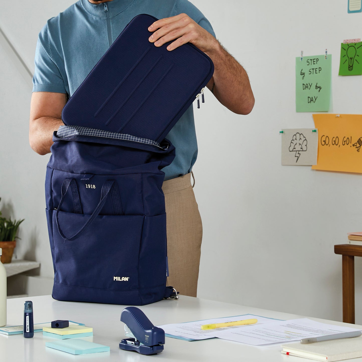 MILAN Grapadora de escritorio con grapas, 30 hojas, ahorro de energía, azul marino